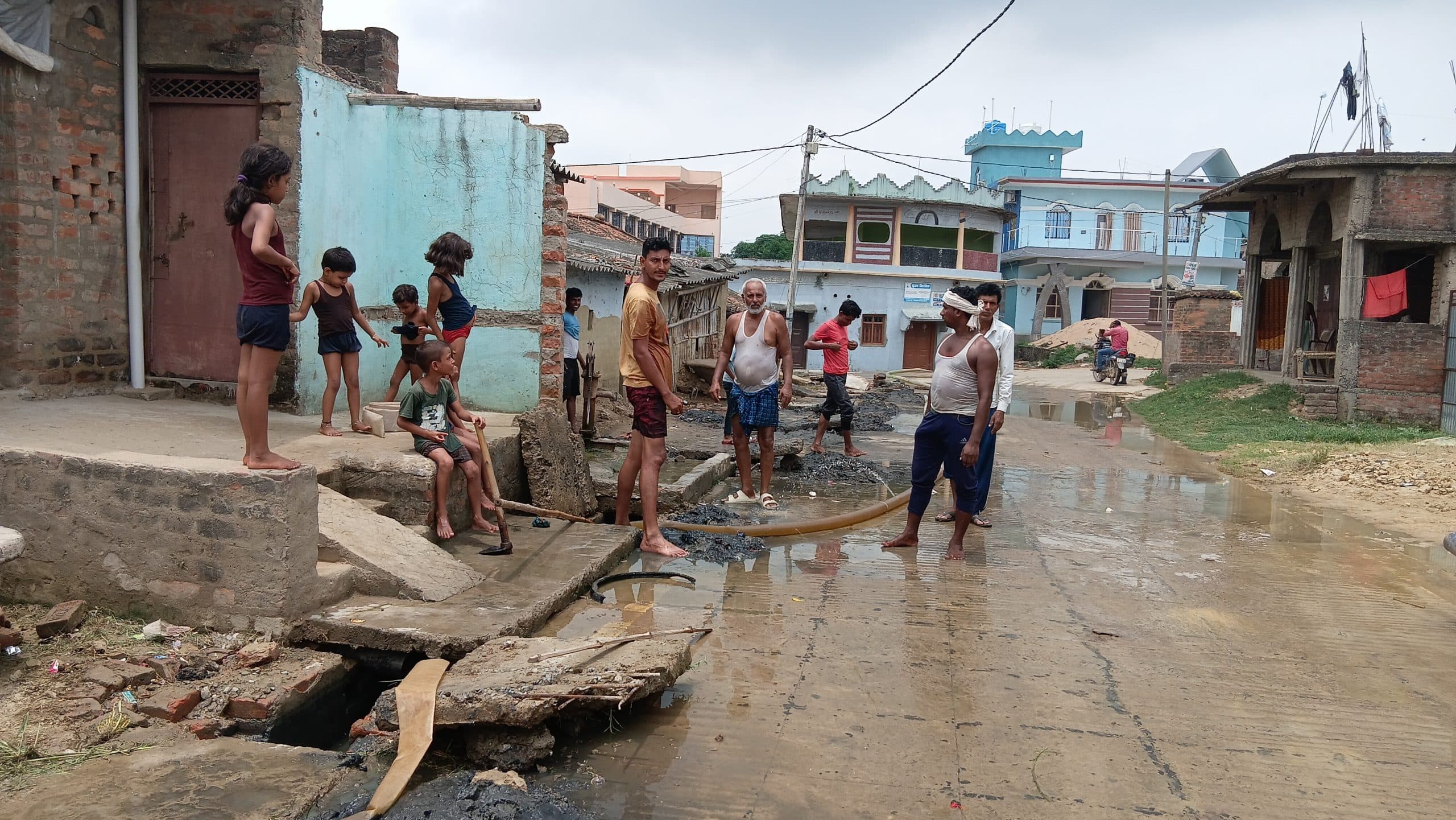 Madhubani : लोगों ने जल निकासी के लिए की  नाला की सफाई