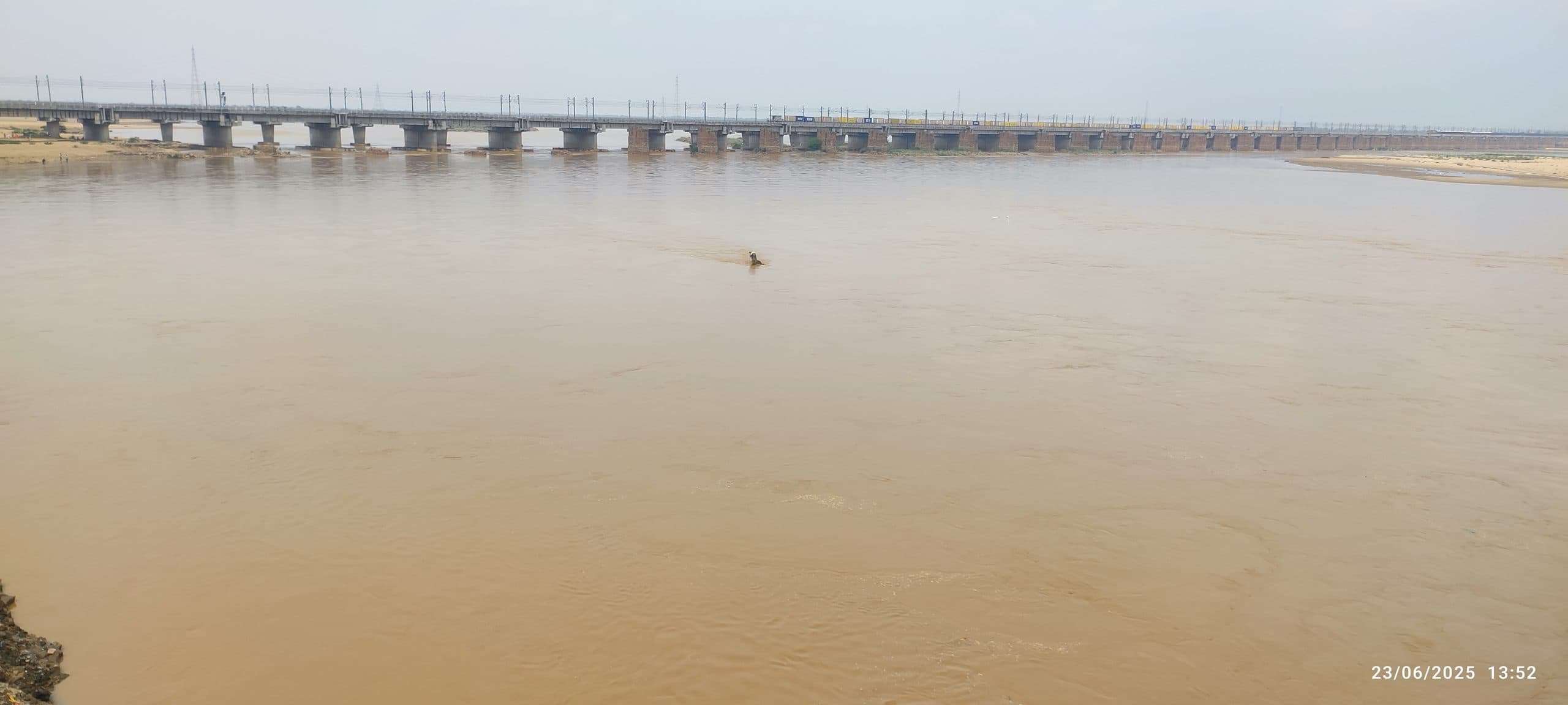 इंद्रपुरी बराज पर पानी का उतार-चढ़ाव जारी