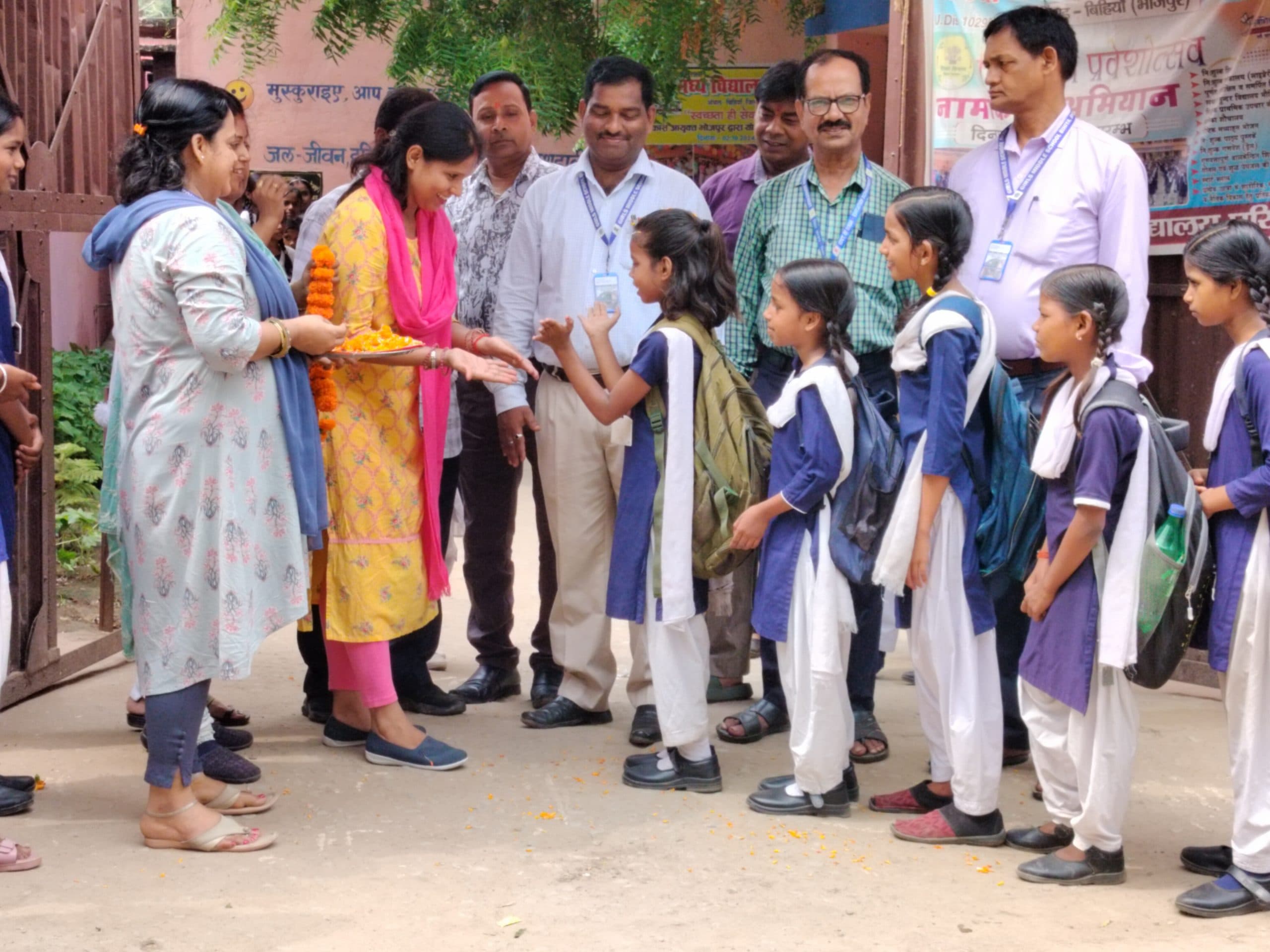कन्या मध्य विद्यालय में छात्राओं व शिक्षकों का किया गया स्वागत