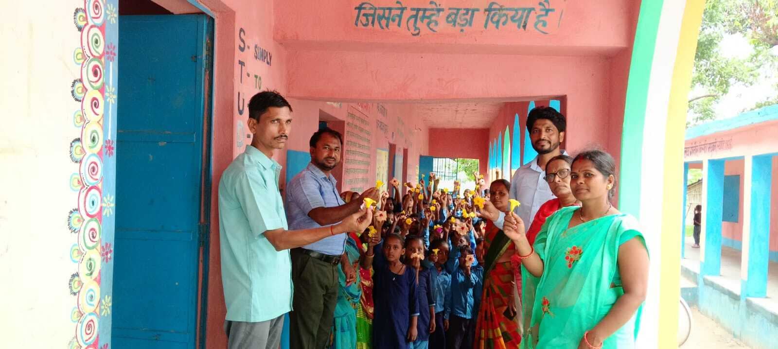 Madhubani : स्कूल आने पर बच्चों को तिलक लगाकर एवं फूल देकर किया गया स्वागत