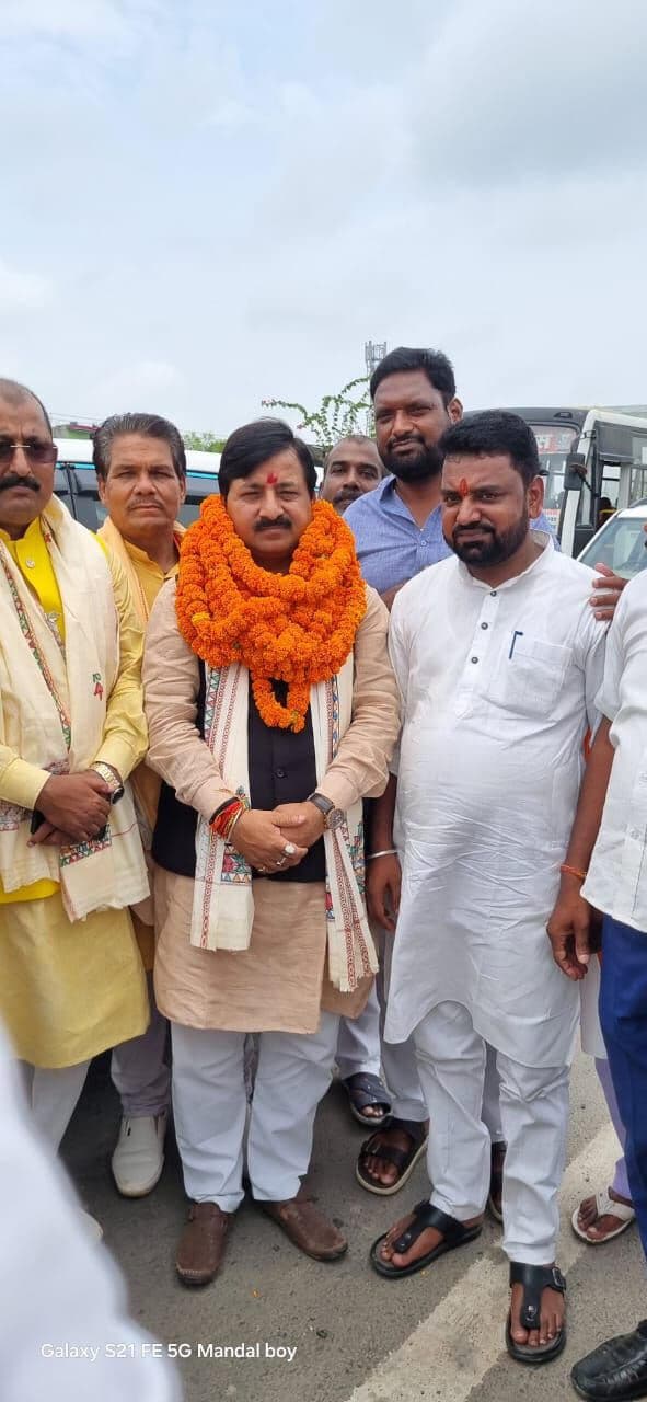 Madhubani : संस्कृत शिक्षा बोर्ड के अध्यक्ष का खोपा में किया स्वागत