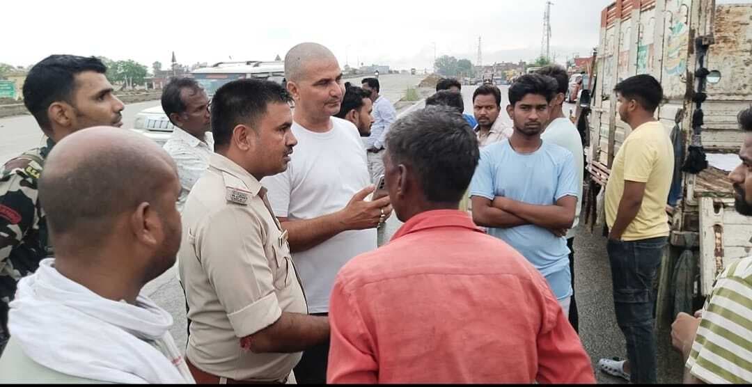 कंटेनर के धक्के स बाइक सवार की मौत