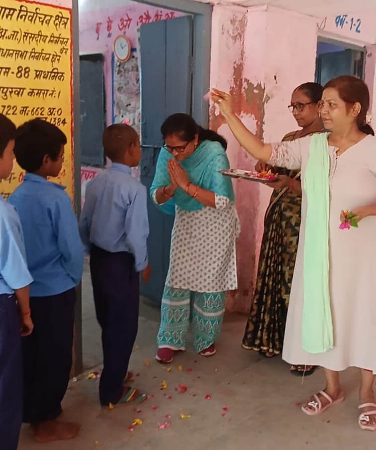 स्कूल पहुंचते ही पुष्पवर्षा व तिलक से हुआ छात्रों का भव्य स्वागत