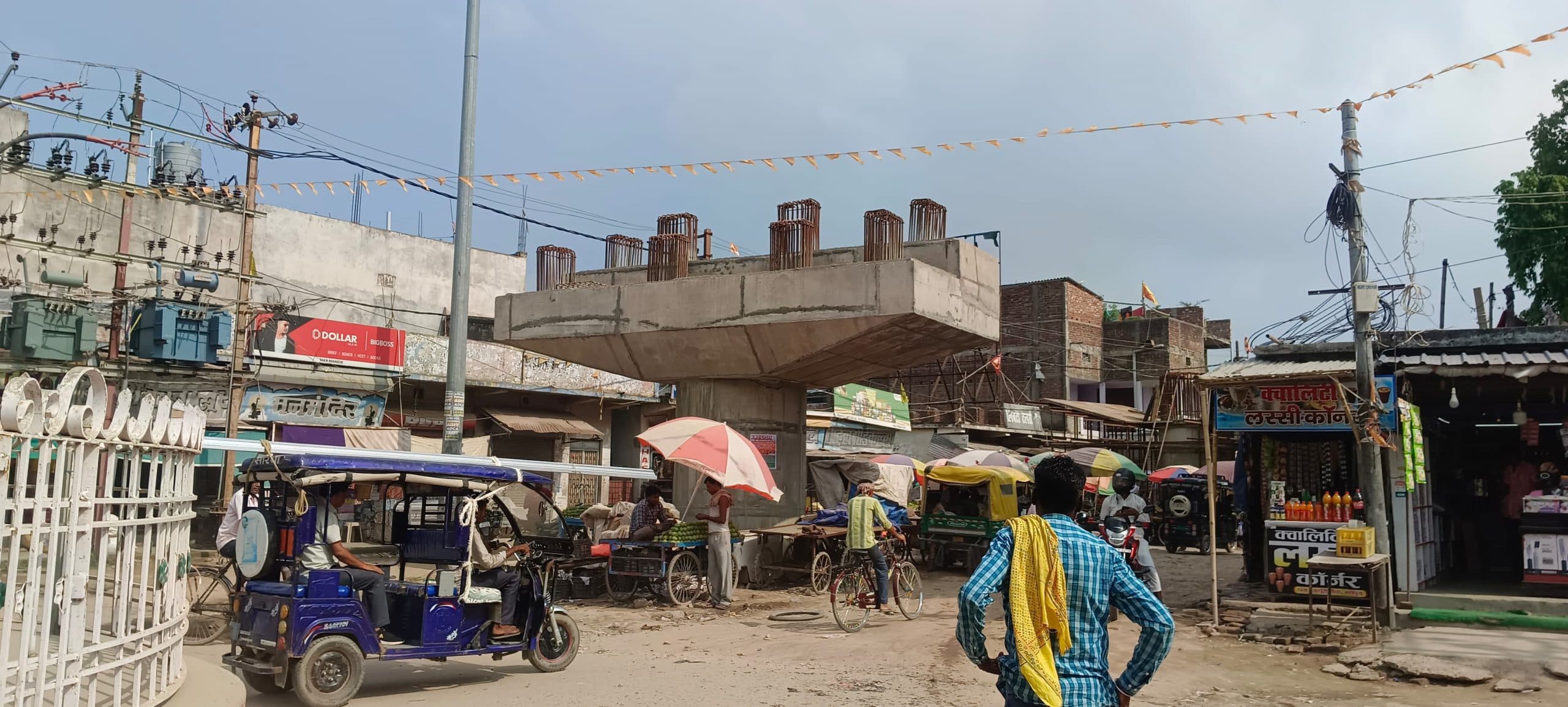 ओवरब्रिज निर्माण की धीमी रफ्तार से बढ़ी लोगों की परेशानी