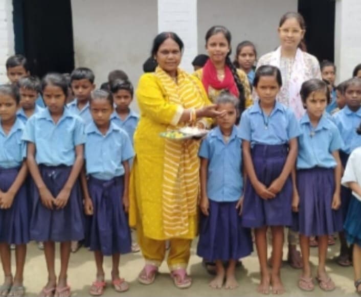 स्कूल में बच्चों का शिक्षकों ने तिलक लगाकर किया स्वागत