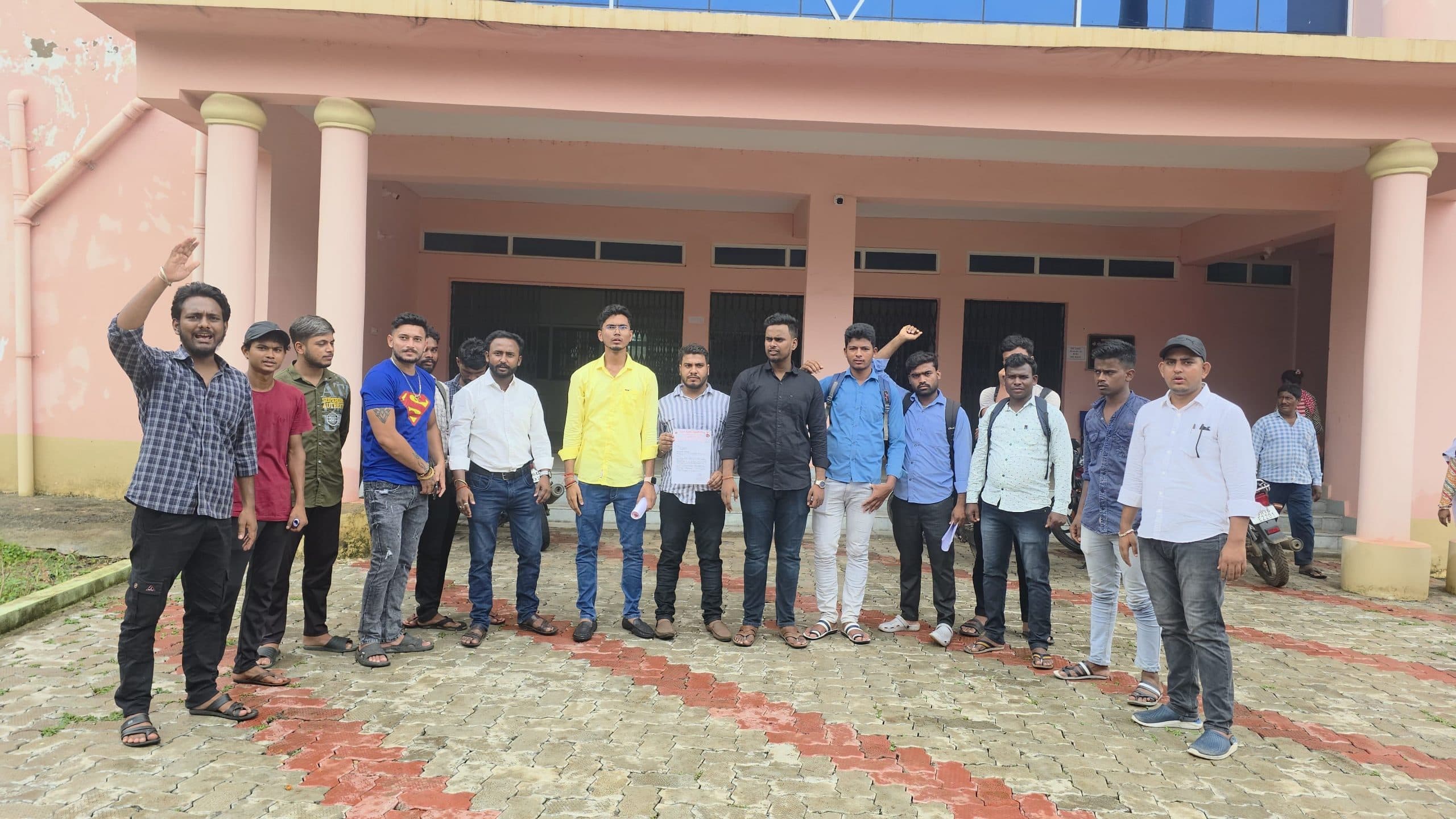 केकेएम कॉलेज में बीएड की मान्यता समाप्त होने पर रोष, विवि प्रबंधन को छात्रों का अल्टीमेटम