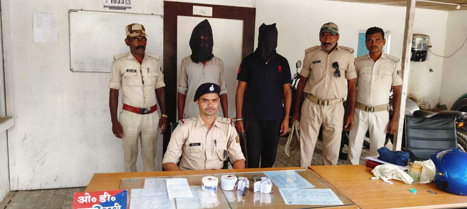 दो युवक को अवैध हथियार व स्मैक के साथ गिरफ्तार