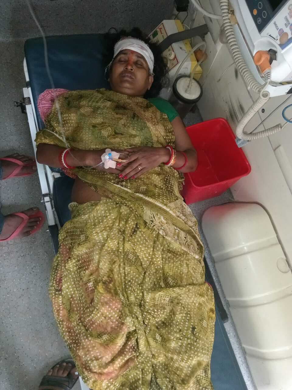 गंगा स्नान कर लौट रही महिला बाइक से गिरकर घायल, रेफर