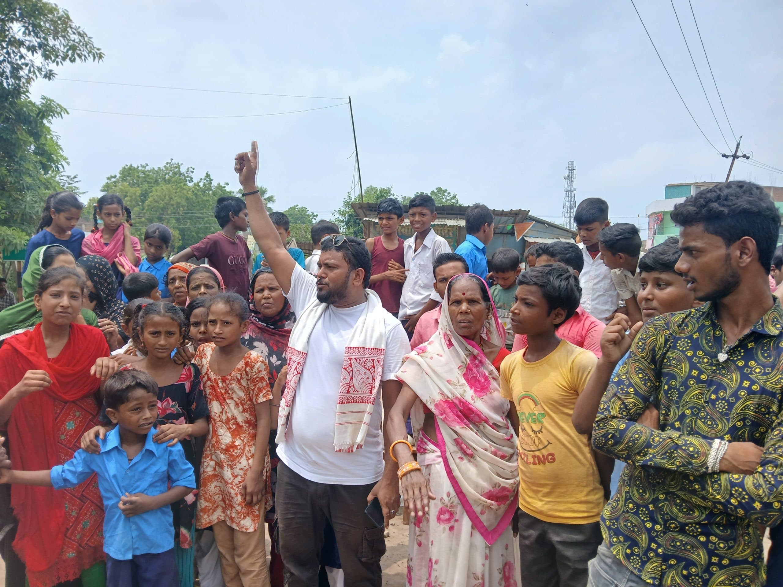 Samastipur News:विद्यालय संविलियन के विरोध में अभिभावकों व छात्रों ने किया रोड जाम