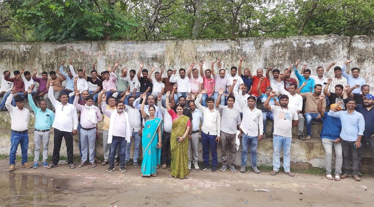 गरीबों का आशियाना सजाने वाले आवास सहायक उपेक्षित, जताया रोष