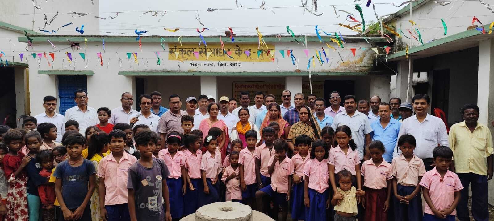 सेवानिवृत्ति पर सहायक अध्यापिका काे दी गयी विदाई