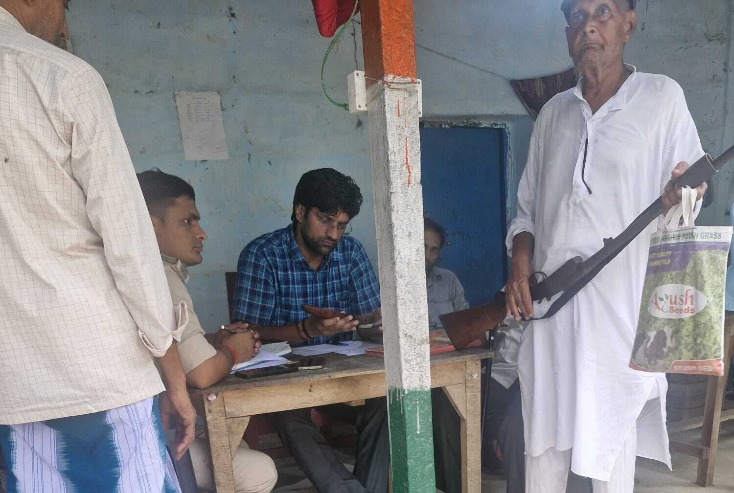 चुनाव को लेकर लाइसेंसी हथियारों का किया गया भौतिक सत्यापन