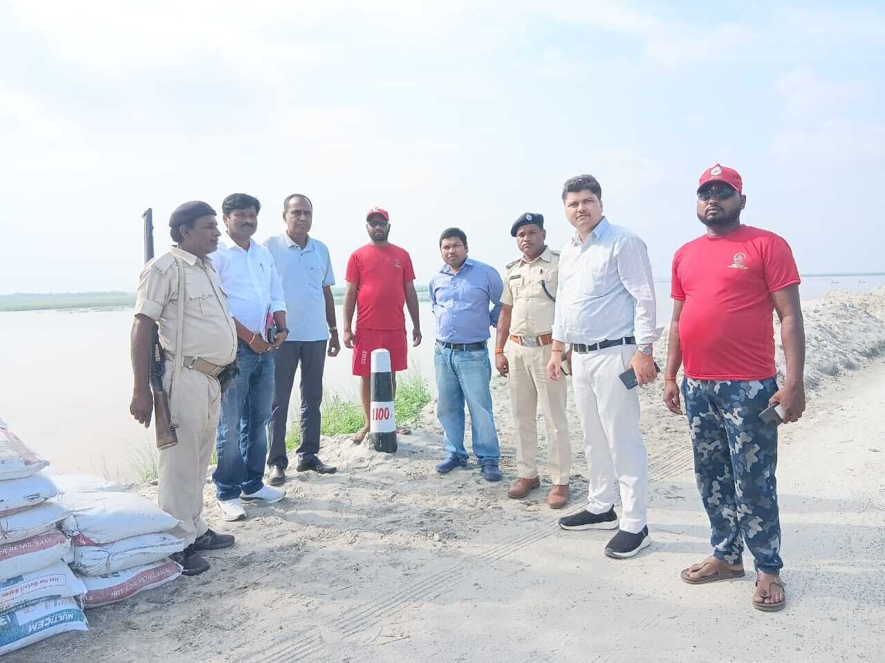 बाढ़ पूर्व तैयारियों को लेकर प्रशासन ने किया गाइड बांध का निरीक्षण