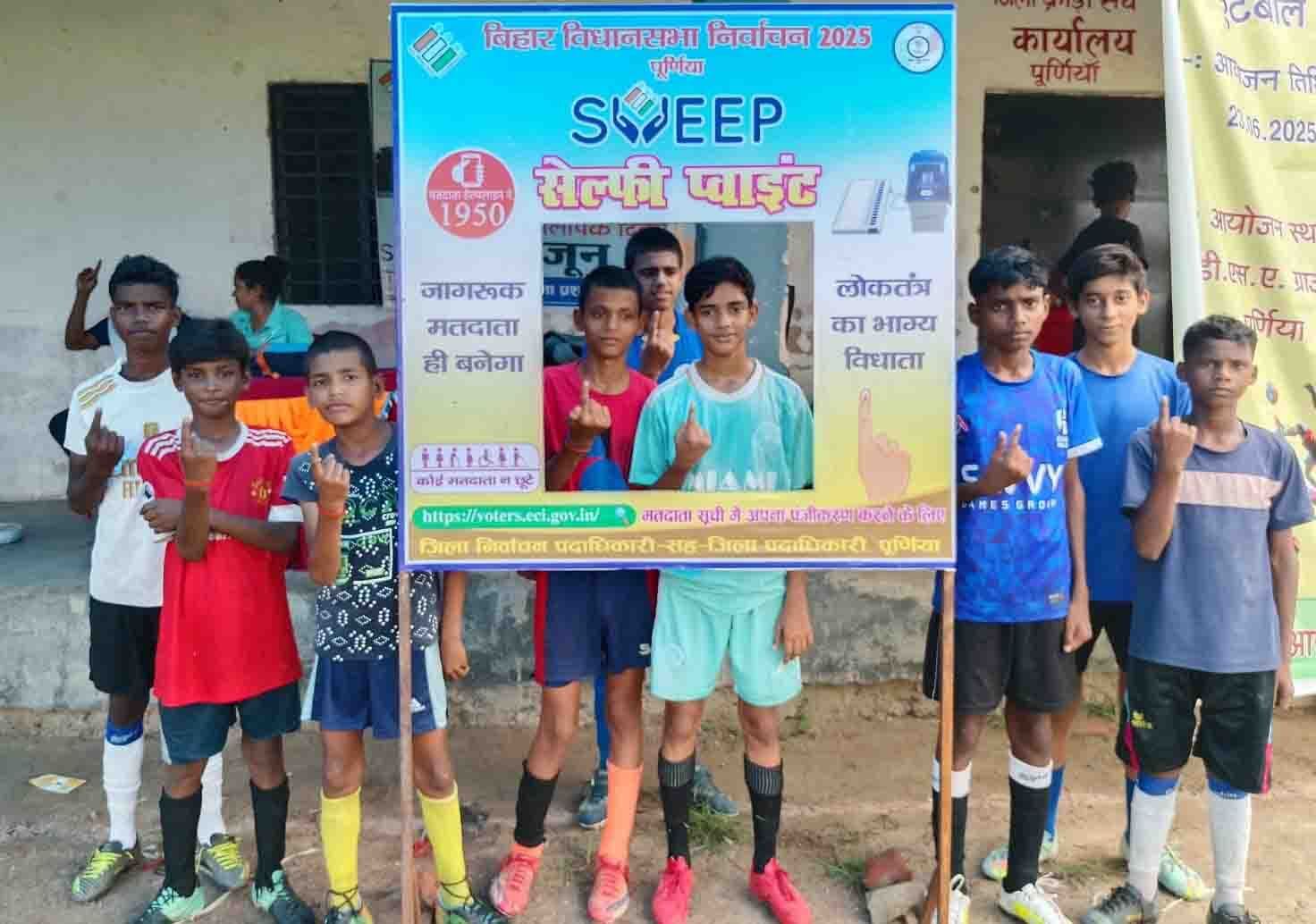 खिलाड़ियों के बीच चलाया मतदाता जागरूकता अभियान