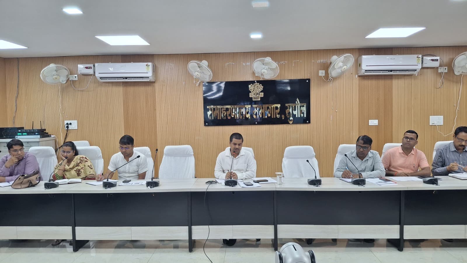 जिलाधिकारी की अध्यक्षता में हुई साप्ताहिक समीक्षात्मक बैठक, सभी विभागों की प्रगति की हुई समीक्षा