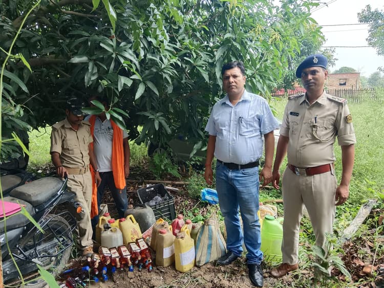 हसनगंज थाना में 128 लीटर देसी व 13.61 लीटर अंग्रेजी शराब किया विनिष्टीकरण