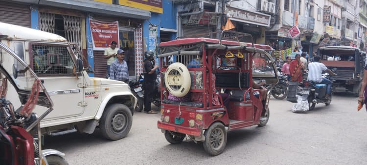 एमजी रोड में जाम का सबसे बड़ा कारण बन रहा पंजाब नेशनल बैंक का पार्किंग का नहीं होना
