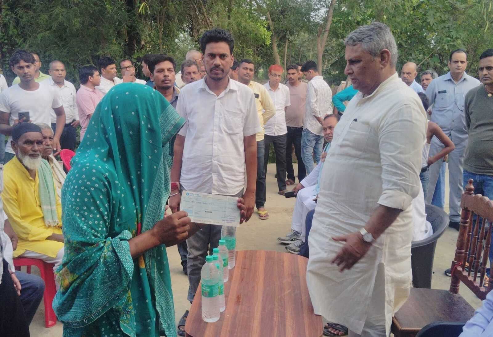 Samastipur News:नौआचक में मृतक के परिजनों से मिले मंत्री