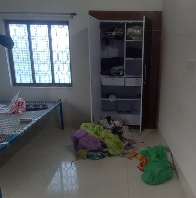 बंद घर से लाखों रुपये के आभूषण की चोरी