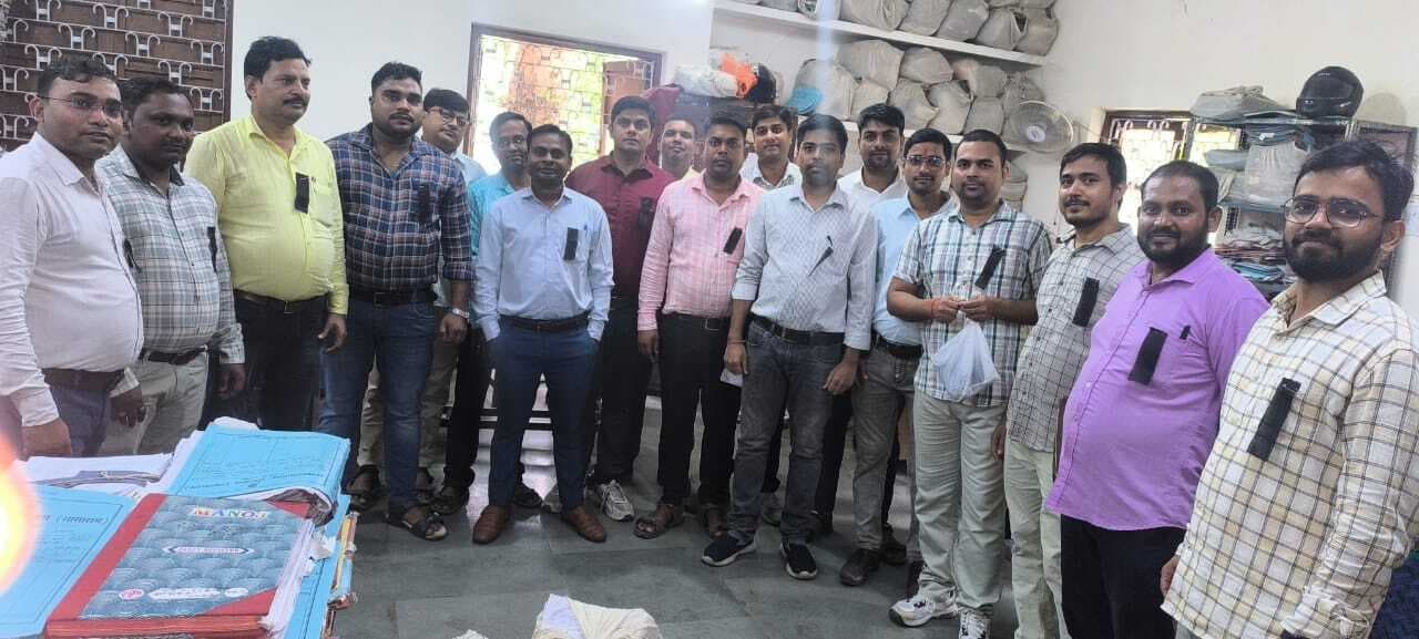 समाहरणालय के लिपिकों ने शुरू किया चरणबद्ध आंदोलन