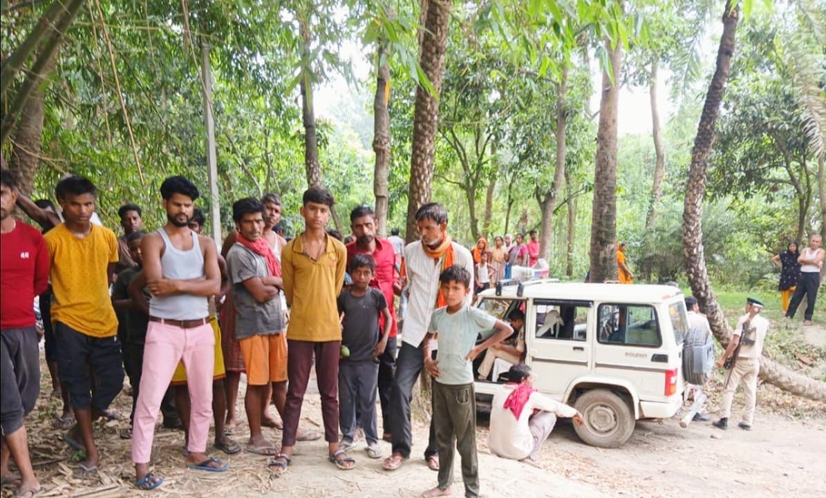 hajipur news. बागीचे में फंदे से लटका मिला युवक का शव, मामा-मामी पर हत्या का आरोप