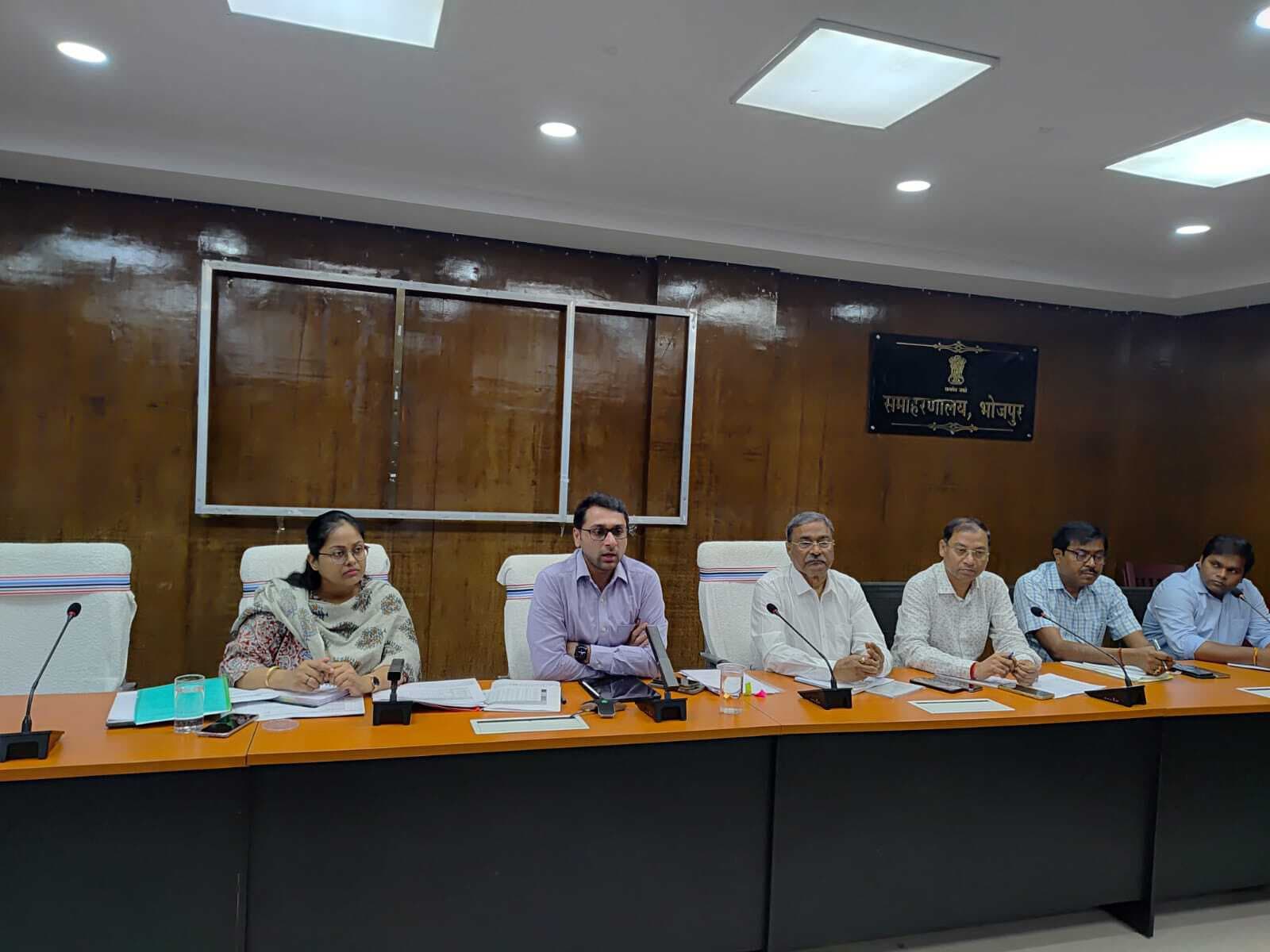 मॉडल टोला निर्माण में अधिकारी दिखाएं दिलचस्पी : डीएम