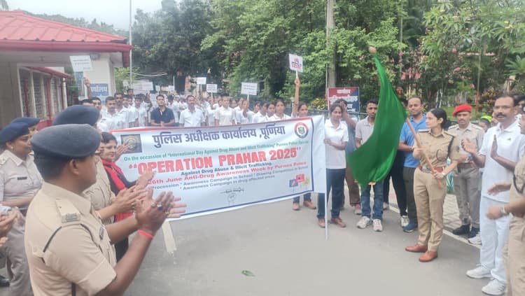 नुक्कड़ नाटक के जरिये लोगों को नशे के कुप्रभाव से कराया जा रहा अवगत