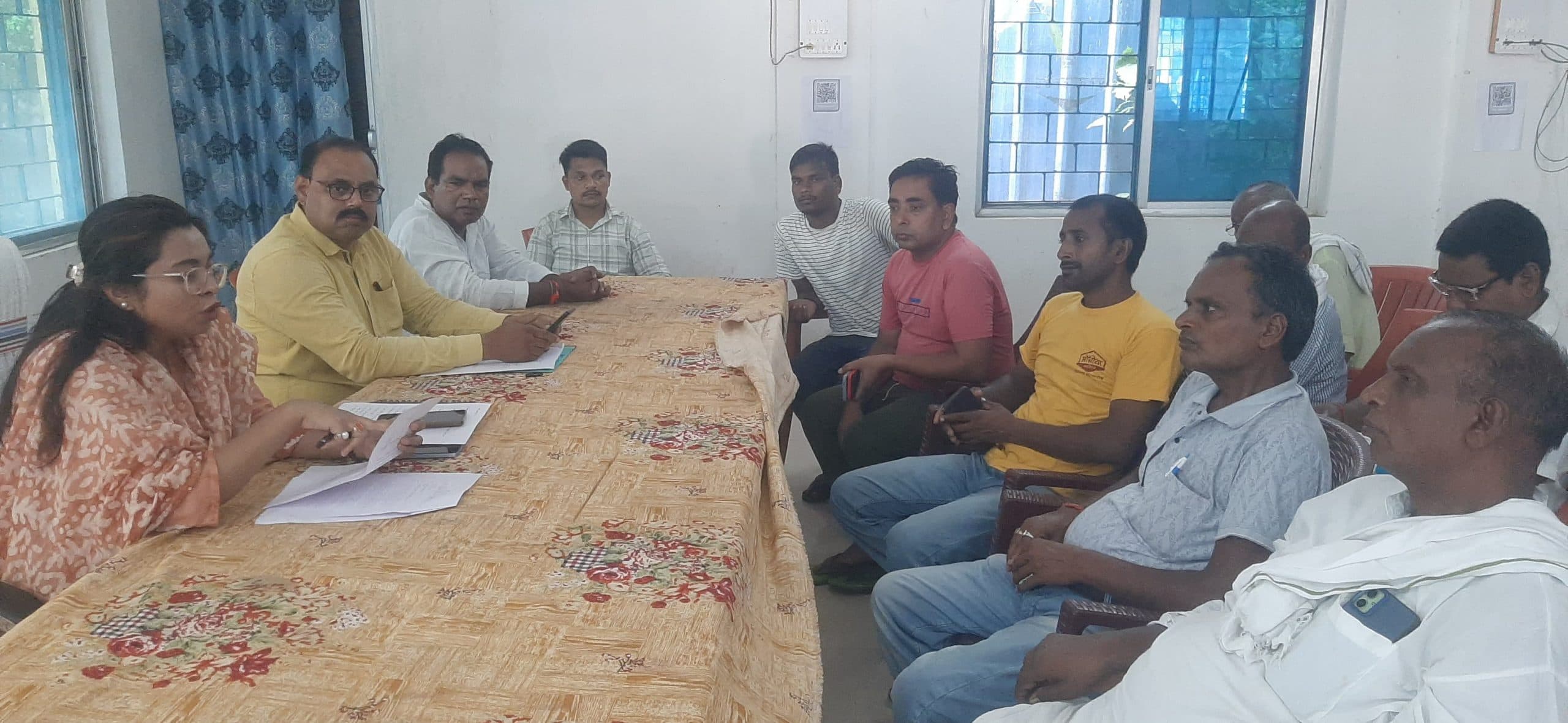 बाढ़ की तैयारी को लेकर सीओ ने जनप्रतिनिधियों से की चर्चा