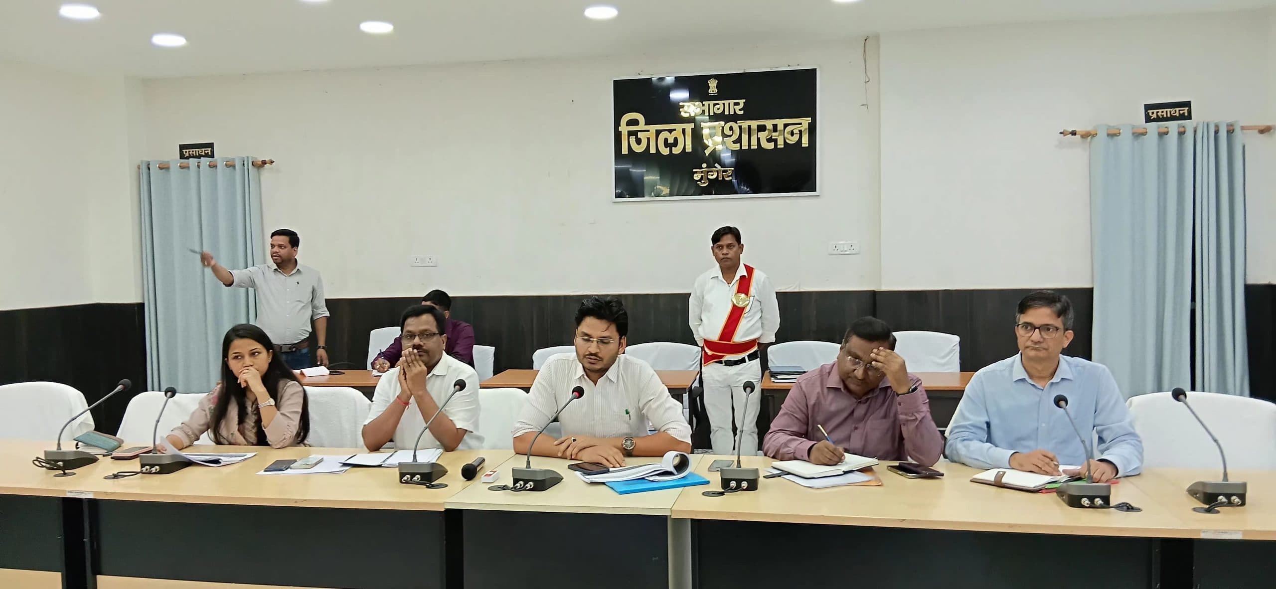 लंबित विद्युत विपत्र का करें भुगतान, 15.60 लाख पौधारोपण का लक्ष्य : डीएम