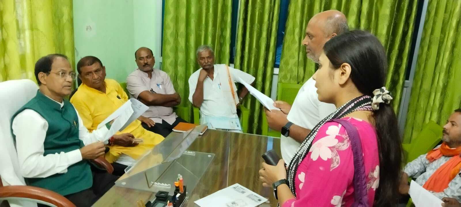 सांसद ने पीड़ितों के दर्द को सुनकर अधिकारियों को दिया सख्त निर्देश