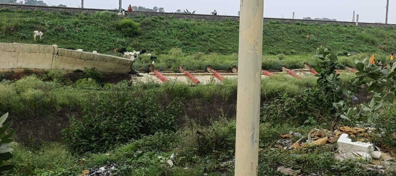 रेलवे लाइन किनारे फेंसिंग वॉल गिरा, लाखों का नुकसान