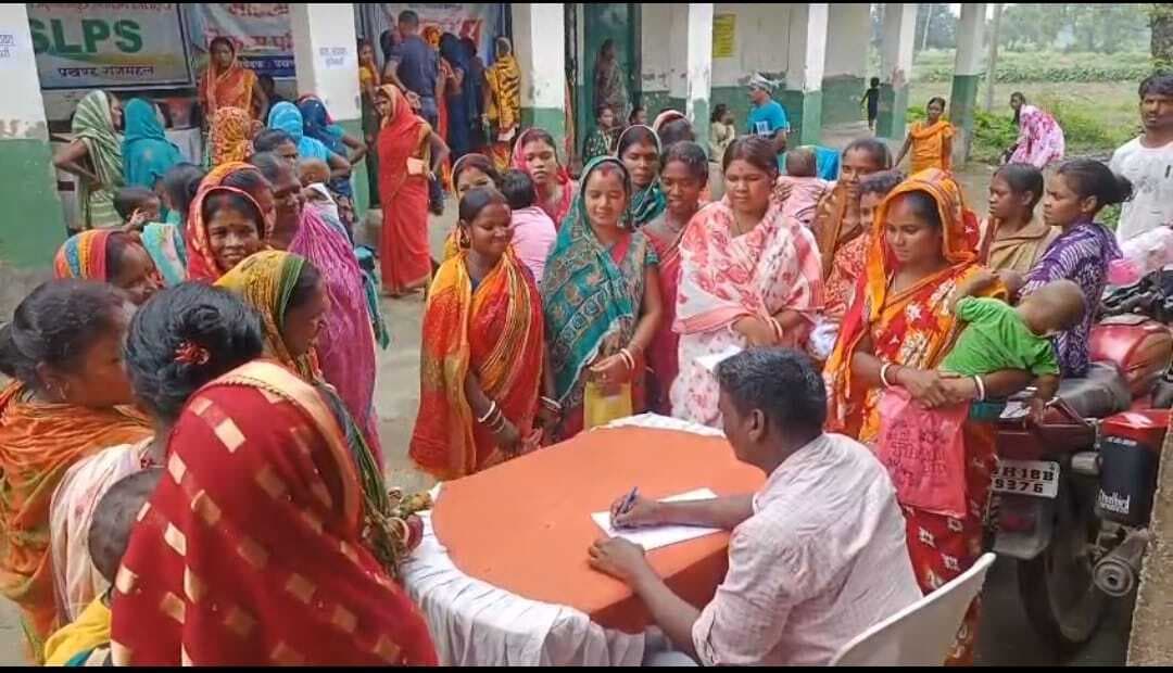 .धरती आबा ग्राम उत्कर्ष अभियान के शिविर का ग्रामीणों ने लिया लाभ