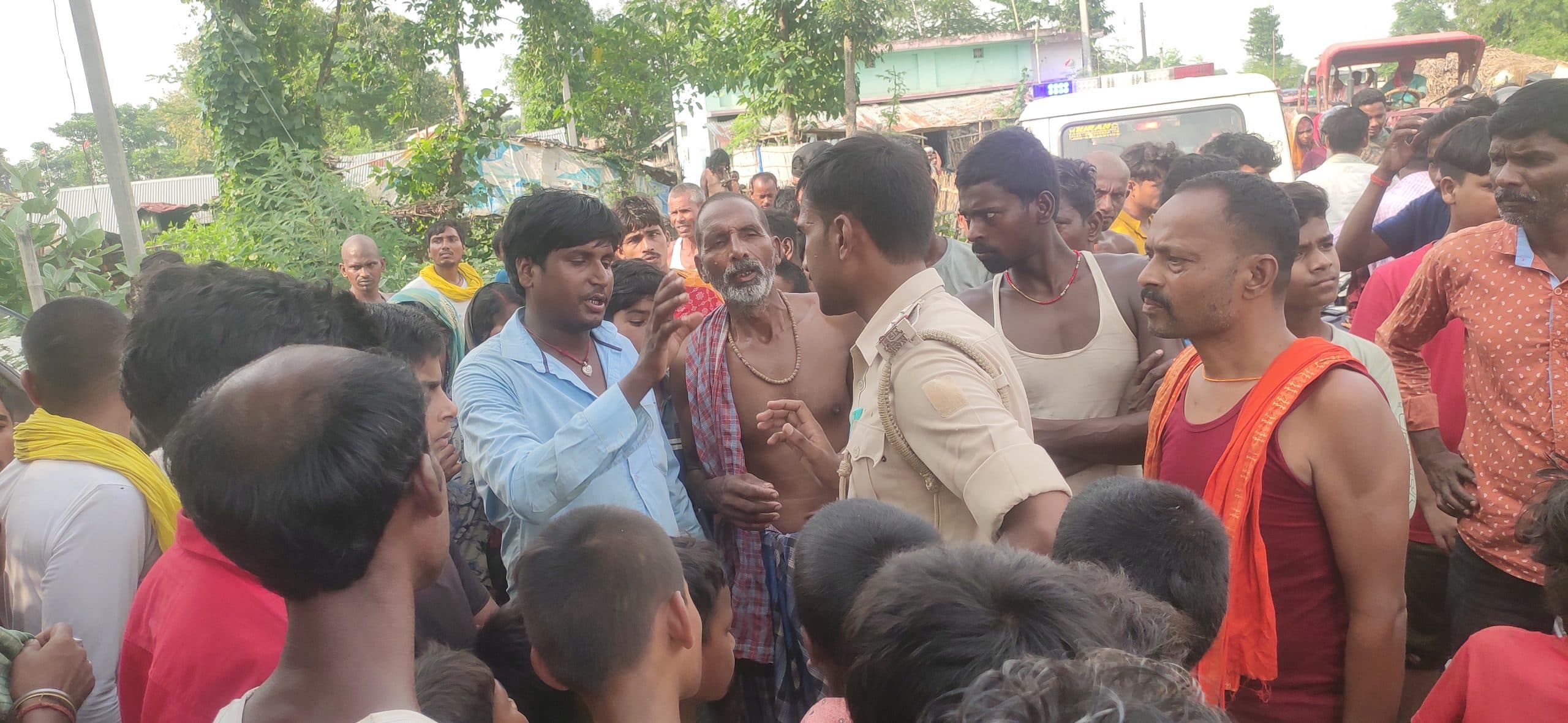 अवैध उगाही के बाद भी ट्रांसफार्मर नहीं बदले जाने पर फूटा ग्रामीणों का गुस्सा