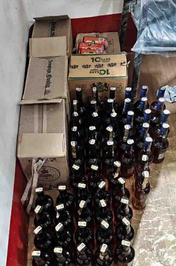 प्रेस का बोर्ड लगी बोलेरो से 90 लीटर विदेशी शराब जब्त, चालक धराया