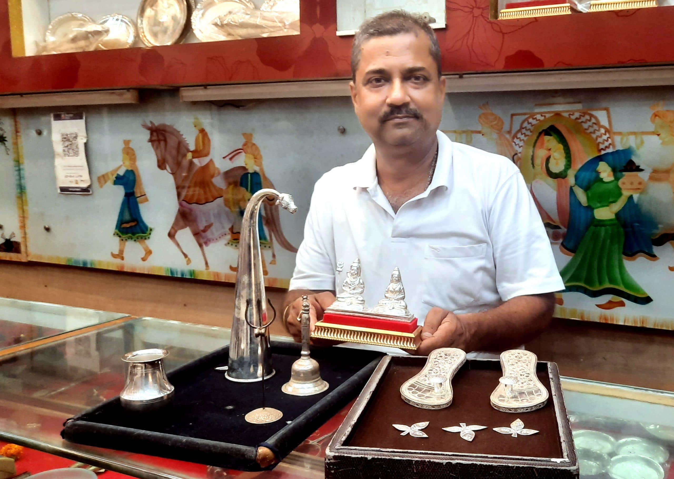 शिव भक्ति में डूबे लोग, खरीद रहे चांदी की शिव-पार्वती की मूर्ति