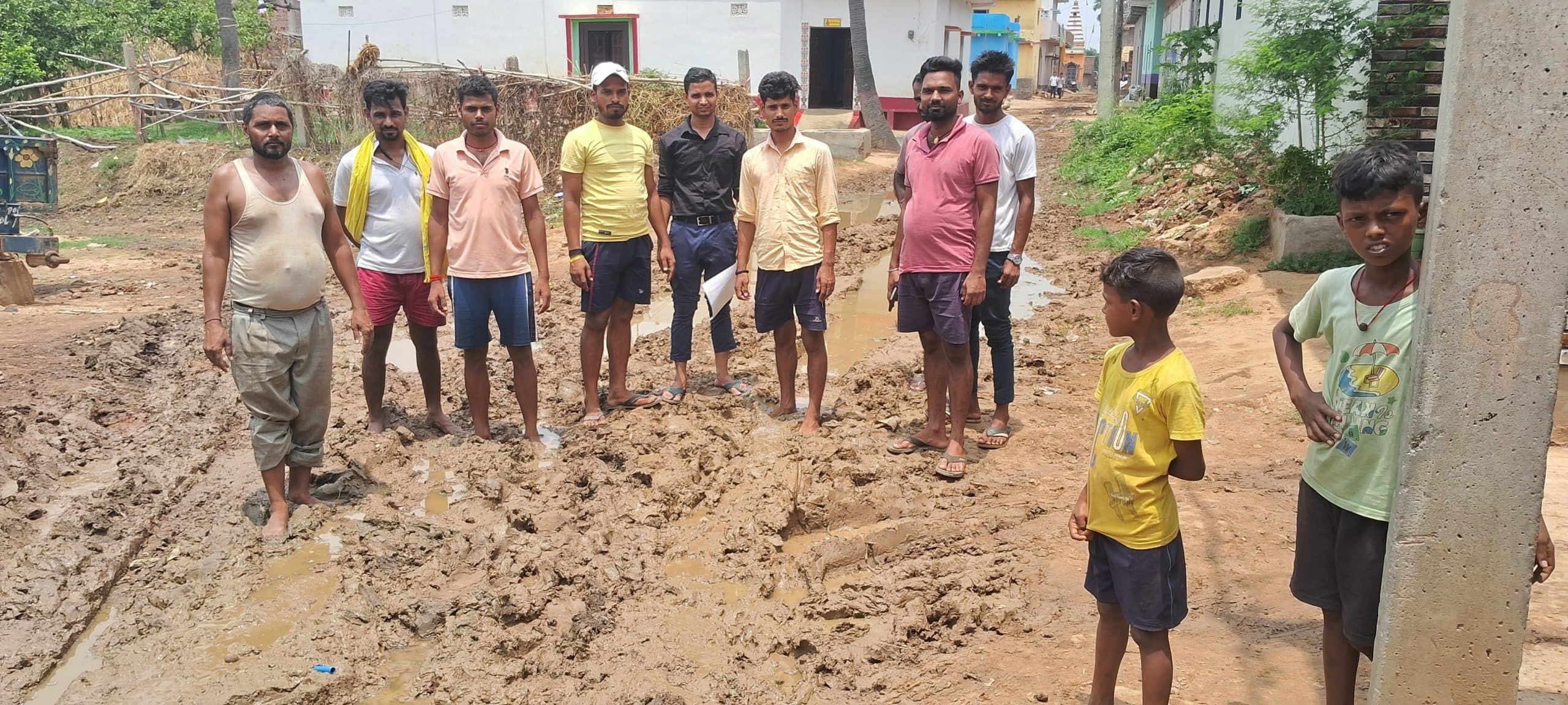 ग्रामीण सड़क की स्थिति बदहाल, आवागमन में परेशानी से लोगों में आक्रोश