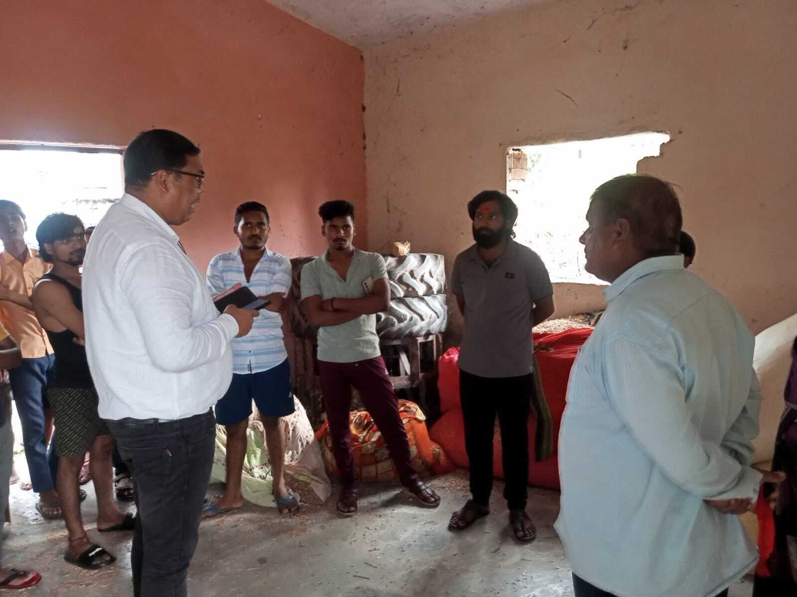 पलकिया आंगनबाड़ी केंद्र में रखा मिला भूसा, बीडीओ ने की जांच