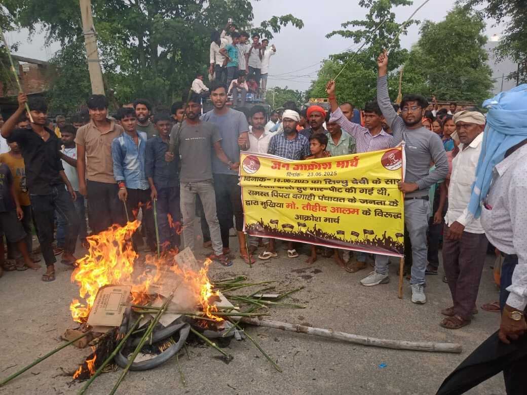 मुखिया के  खिलाफ फूटा लोगों का गुस्सा, जलाया पुतला