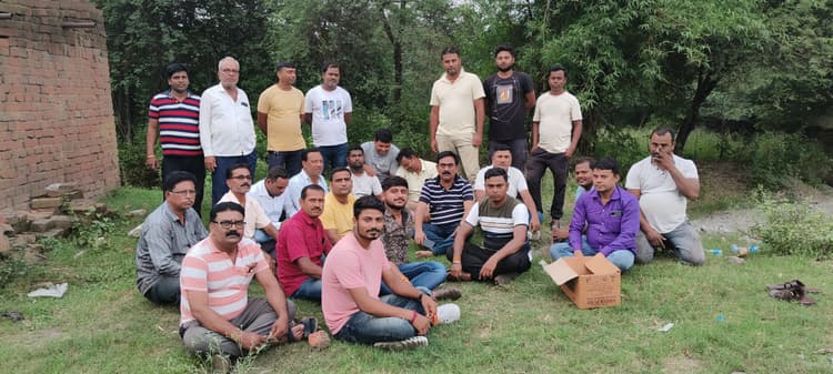 Dhanbad News : हाइवा मालिकों ने रोकी एमपीएल की ट्रांसपोर्टिंग, की नारेबाजी