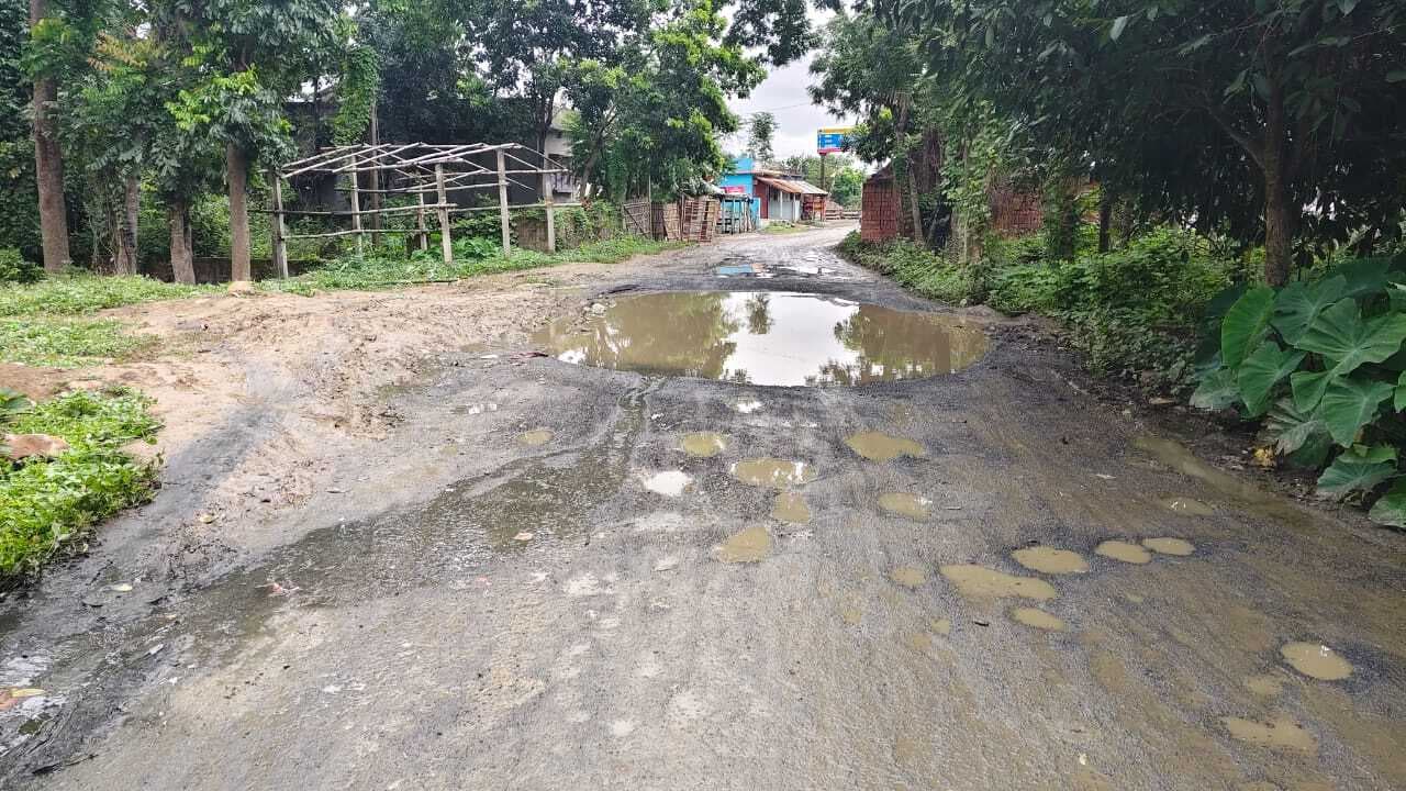 बाबूपुर-जोंका मुख्य सड़क पर पानी जमने से राहगीर परेशान