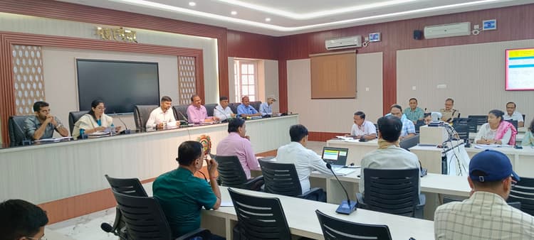 बाढ़ की आशंका को देखते हुए सभी अफसर क्षेत्र में रहें भ्रमणशील : डीएम