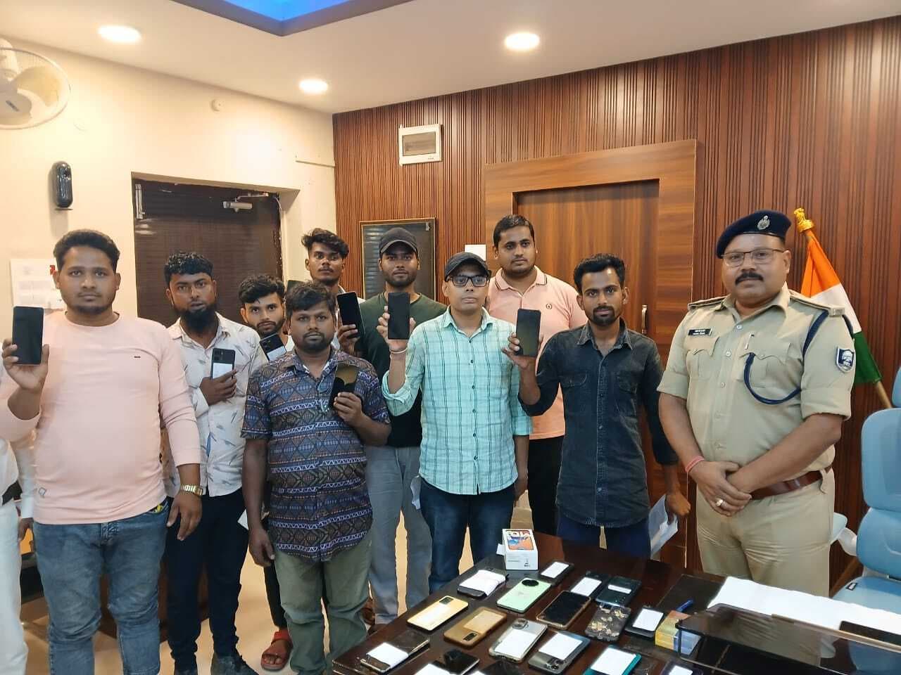 चोरी व खोये हुए 35 मोबाइल लोगों को सौंपा