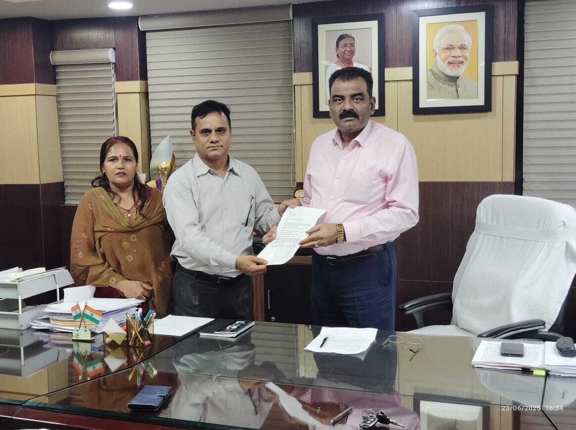 सांसद प्रतिनिधि ने समस्याओं को लेकर सीएमडी को दिया ज्ञापन