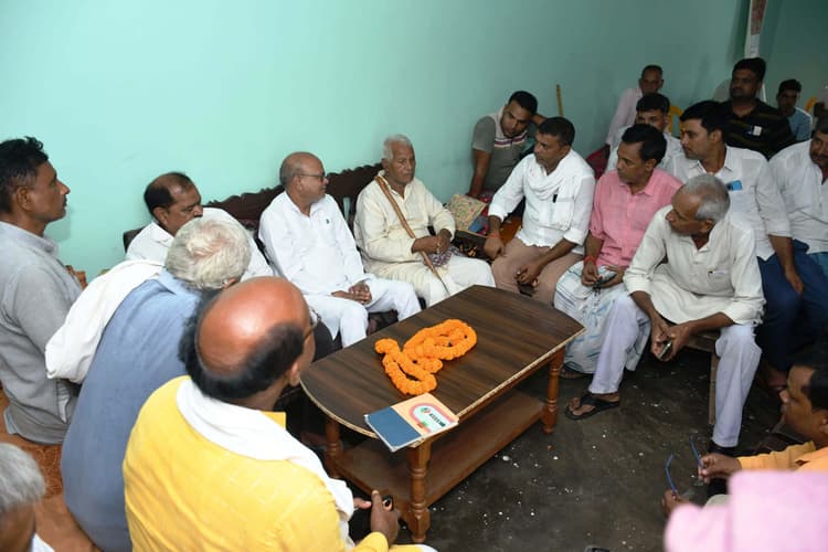 बिराज बिगहा में चौपाल लगाकर ग्रामीणों की समस्या से अवगत हुए कांग्रेस प्रदेश अध्यक्ष