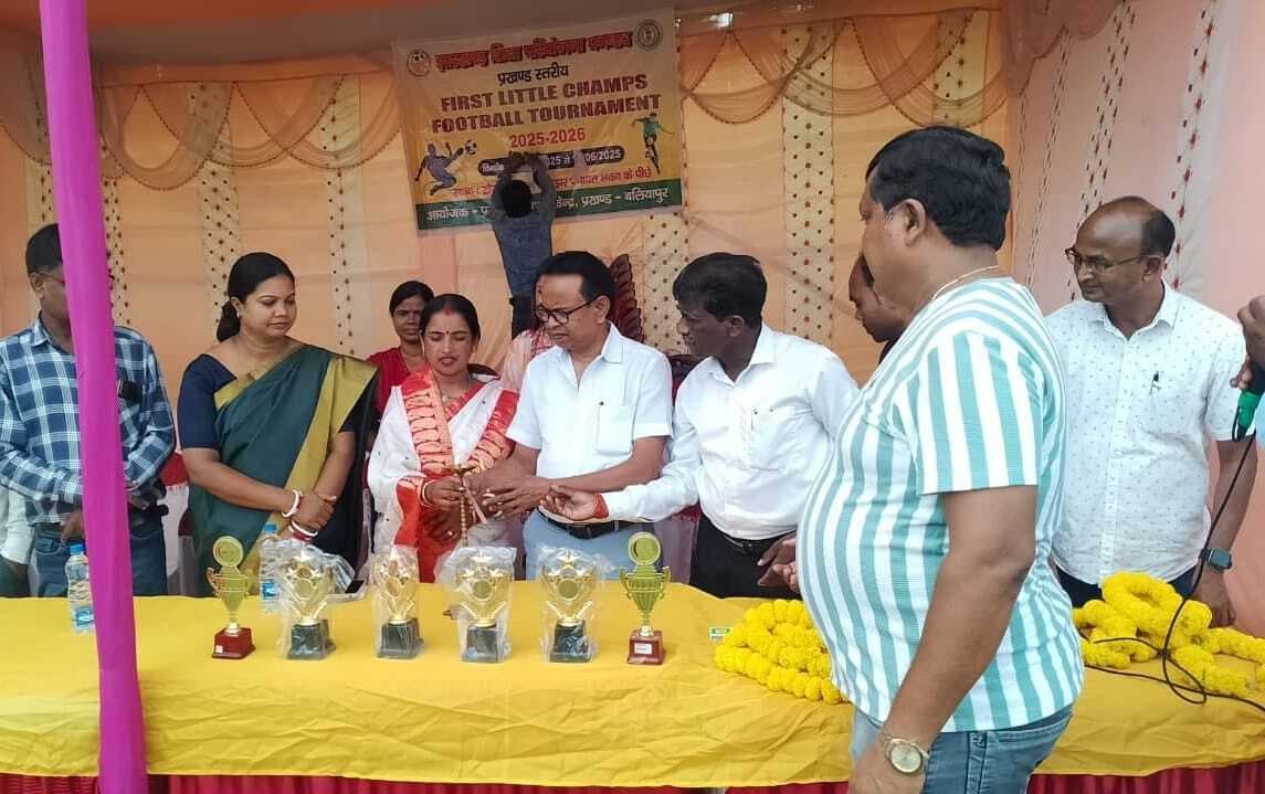 Dhanbad News : लिटिल चैंप फुटबॉल : बालक में उमवि खेतटांड़ व बालिका में उमवि सरैयाभीठा की टीम विजयी