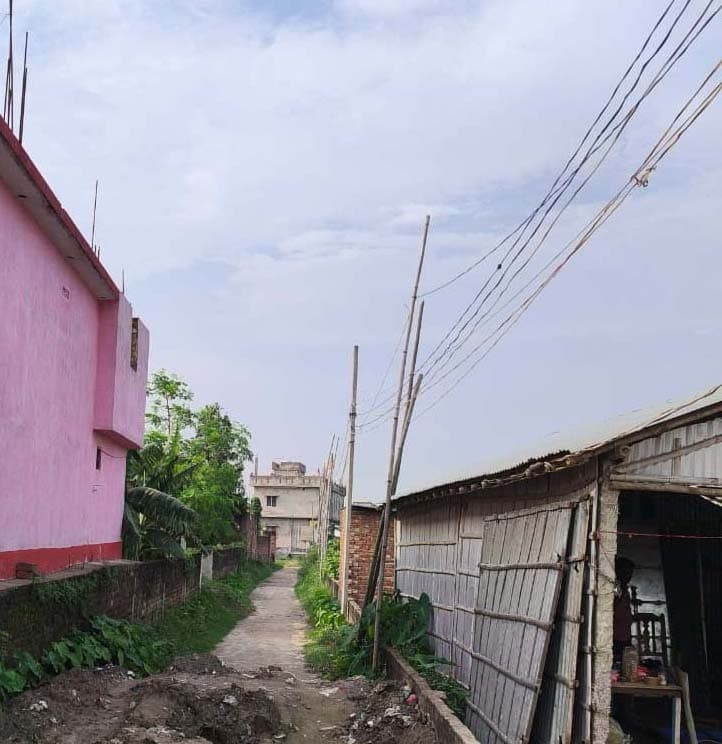 दावा करने में धनी, पर बांस-बल्लों पर लोग ले रहे बिजली कनेक्शन