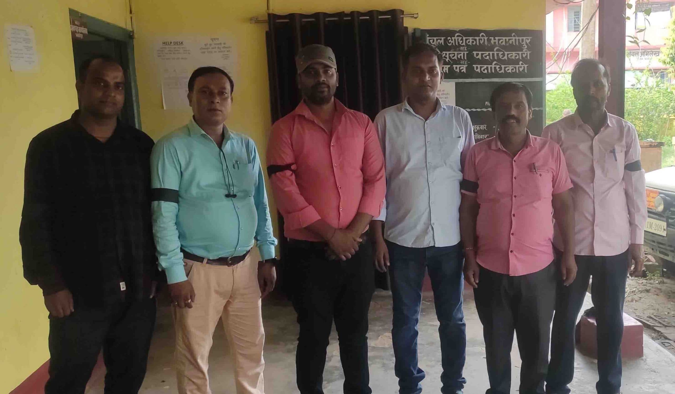 प्रखंड व अंचल कर्मियों ने काला बिल्ला लगा किया काम