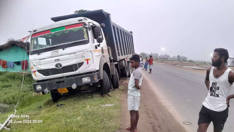 धोरैया-पंजवारा मार्ग पर अनियंत्रित हाइवा दुर्घटनाग्रस्त