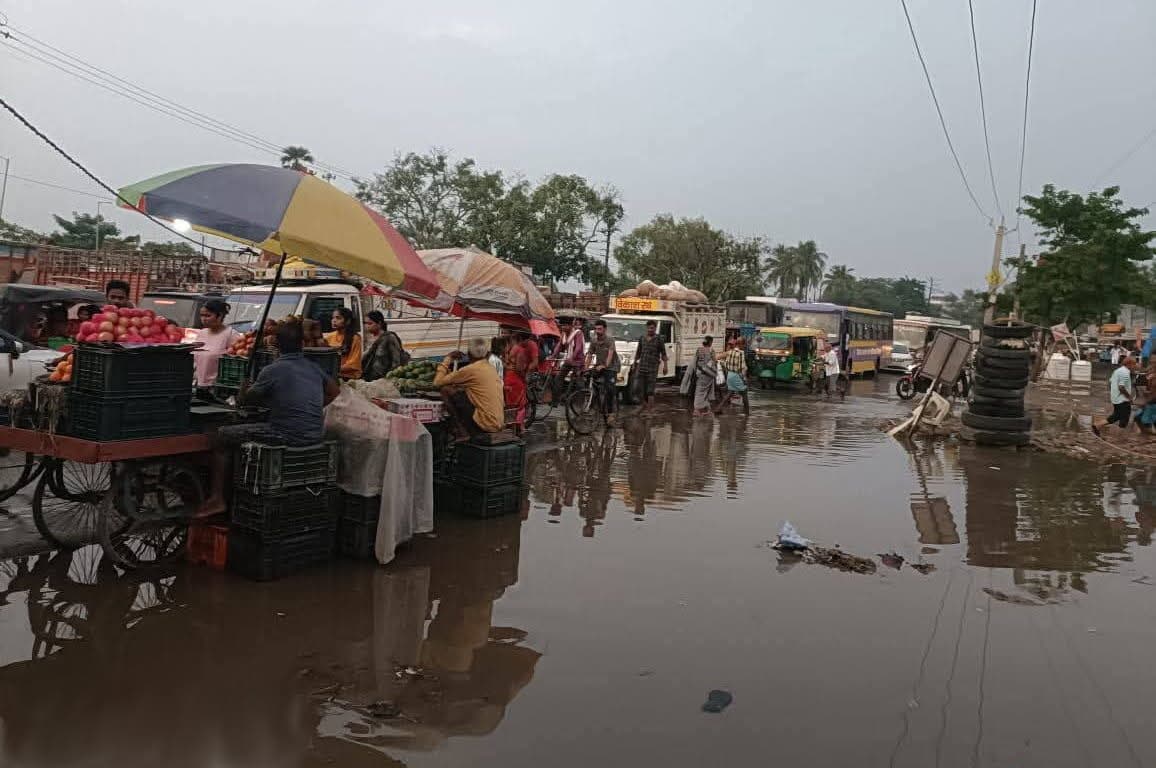 पहली बारिश में ही जीरोमाइल से अहियापुर बाजार समिति तक जलजमाव