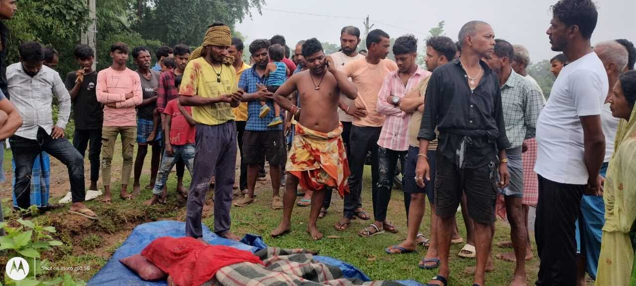 बांस लदा ट्रक अनियंत्रित होकर स्कूल की दीवार से टकराया, खलासी गंभीर रूप से घायल